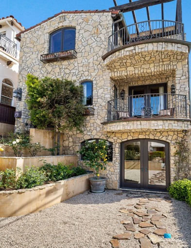 059-216-7th-St-Manhattan-Beach-CA-USA-Luxury-Real-Estate-Coastal-Villa-Home-Front-Exterior-Patio-scaled (1)